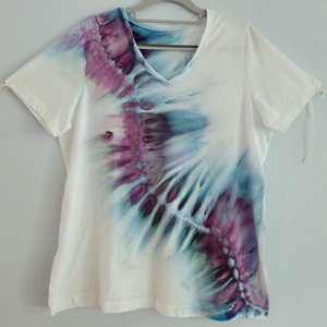 M 14/16 V-neck T-shirt, Purple Magic