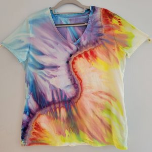 L V-neck T-shirt, Koroit Lightning