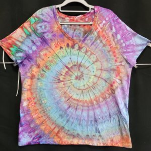 XL 16-18 V-neck T-shirt, Weathered Spiral