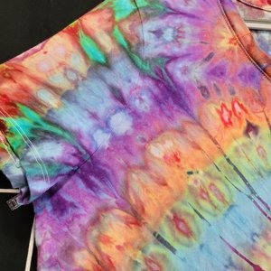 XL 16-18 V-neck T-shirt, Weathered Spiral