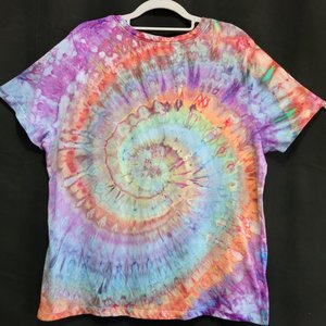 XL 16-18 V-neck T-shirt, Weathered Spiral
