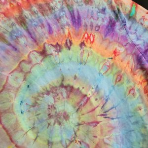 XL 16-18 V-neck T-shirt, Weathered Spiral