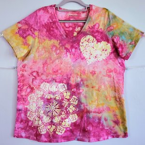 18/20 V-neck T-shirt, Mandala Wasabi Pink