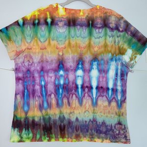XXL V-neck T, Rainbow Suji