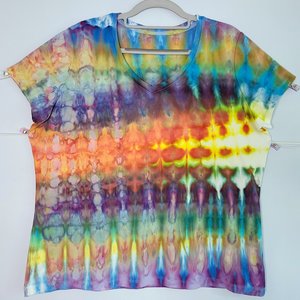 XL V-neck T-shirt, Boulder Opal Suji