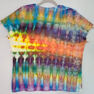XL V-neck T-shirt, Boulder Opal Suji