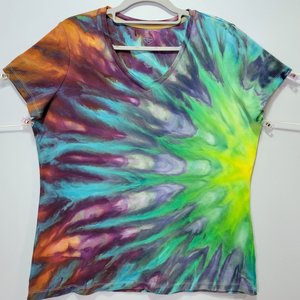L V-neck, Happy Cat Rainbow Fan