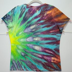 L V-neck, Happy Cat Rainbow Fan