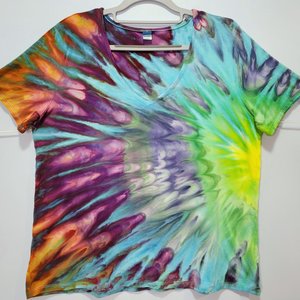 M Rayon V-Neck, Happy Cat Rainbow Fan