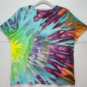 M Rayon V-Neck, Happy Cat Rainbow Fan