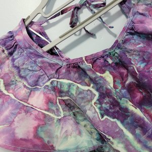 S Petite Linen Flutter Sleeve Top, Strawberry Skies Geode