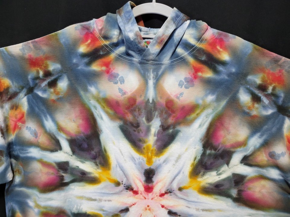 2XL Hoodie T-shirt, Haunted