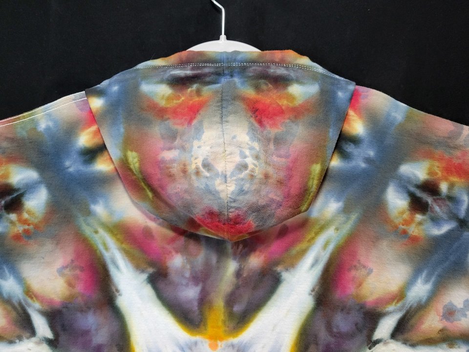 2XL Hoodie T-shirt, Haunted