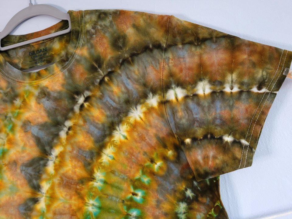 L T-Shirt, Moss Agate Radar Ripple