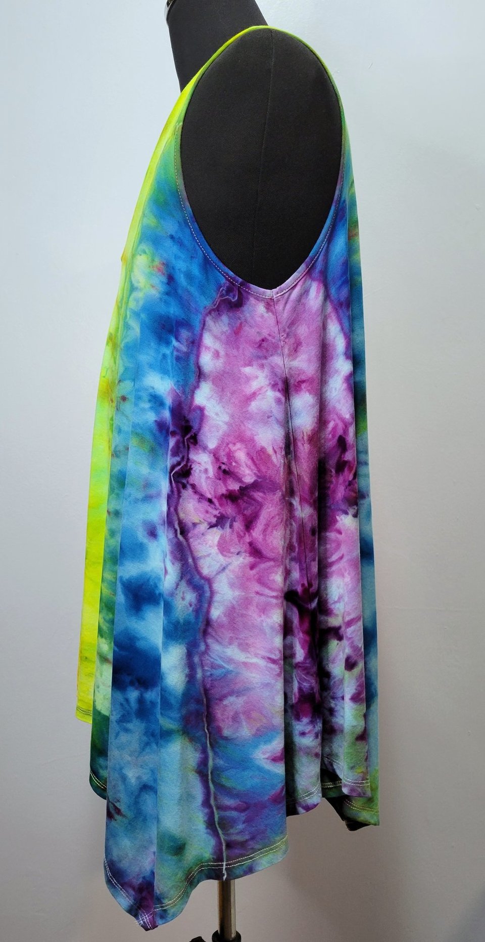 Size 18 Swing Tank, Rainbow Geode