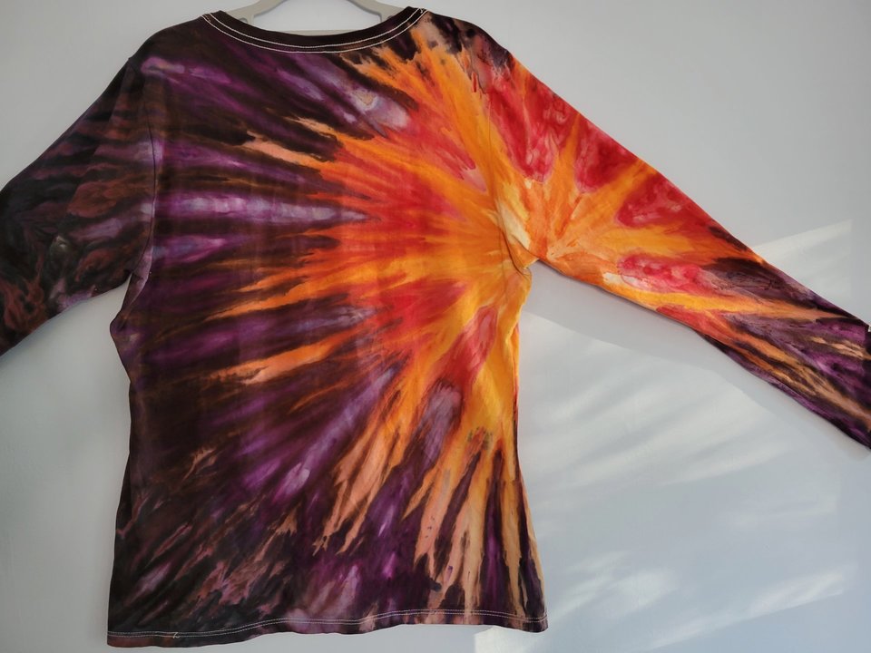 XL V-neck Long Sleeve T-shirt, Plum Sunburst