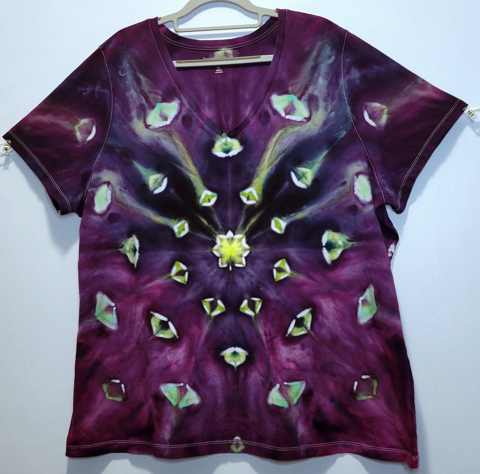 2X 26/28 V-neck T-shirt, Manta Ray Mandala