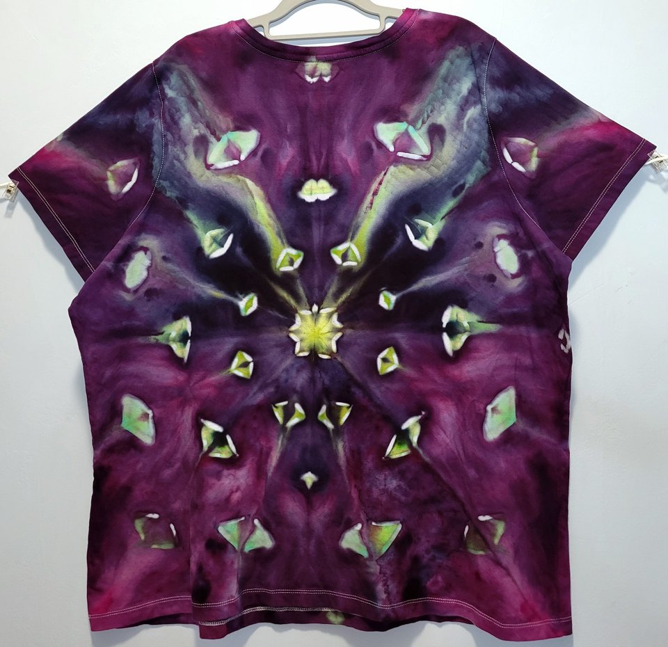 2X 26/28 V-neck T-shirt, Manta Ray Mandala