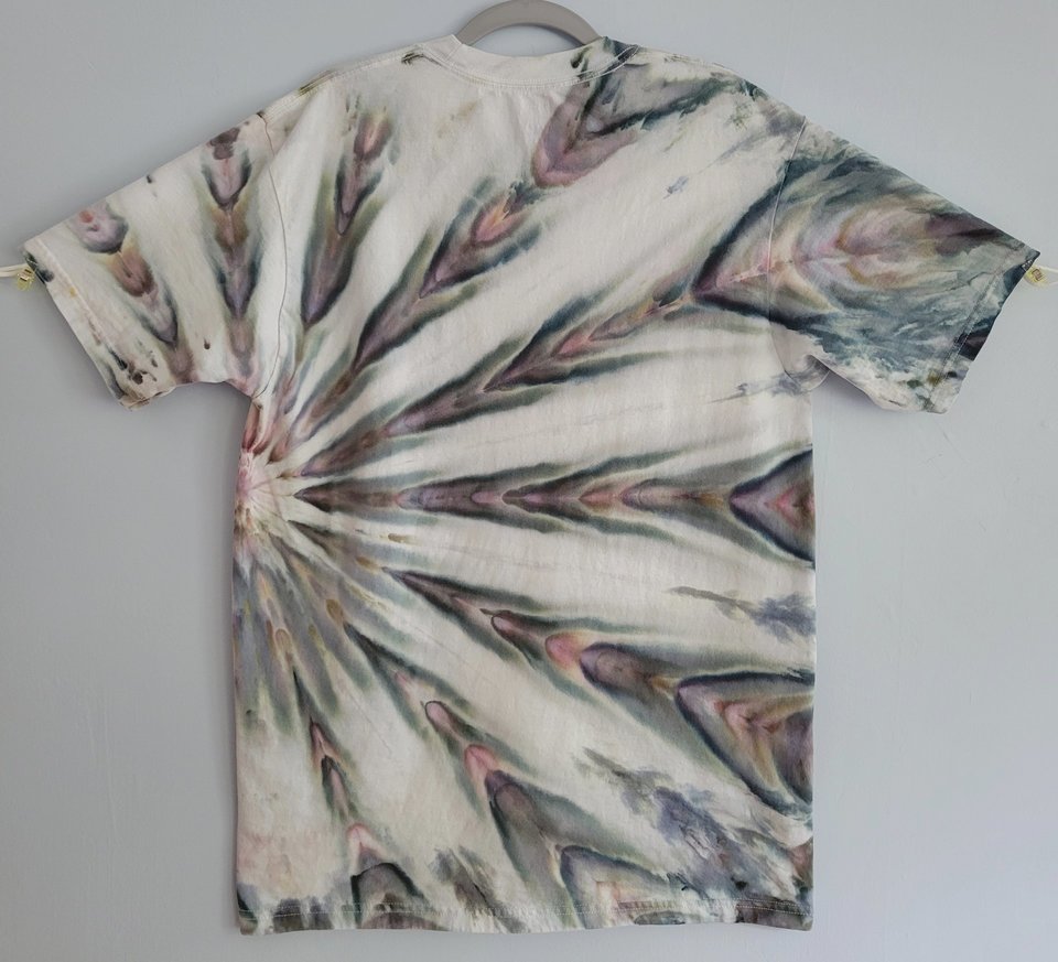 L Unisex T, Damascus Daggers