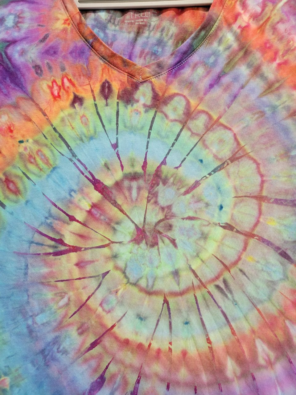 XL 16-18 V-neck T-shirt, Weathered Spiral