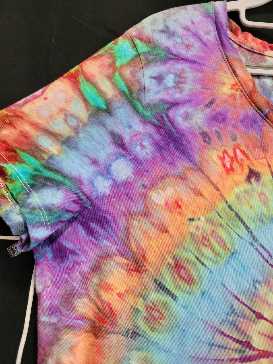 XL 16-18 V-neck T-shirt, Weathered Spiral