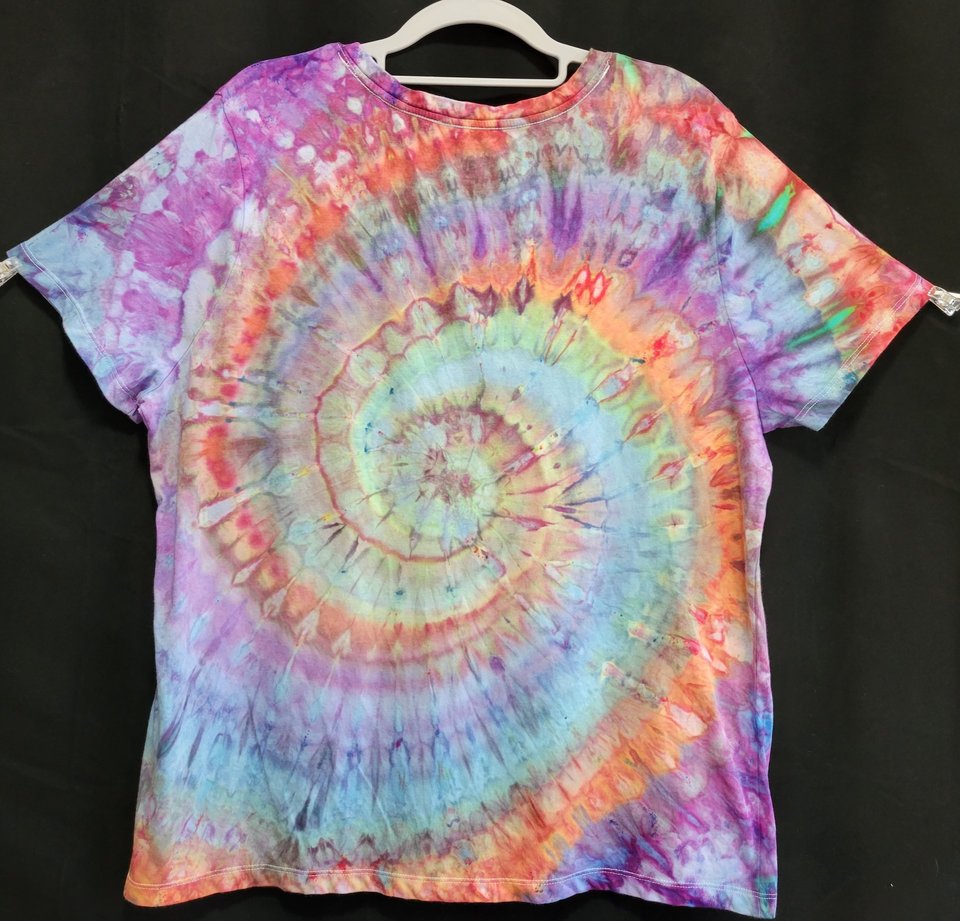 XL 16-18 V-neck T-shirt, Weathered Spiral