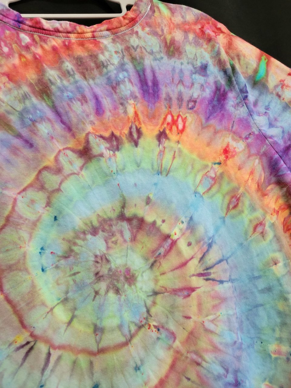 XL 16-18 V-neck T-shirt, Weathered Spiral