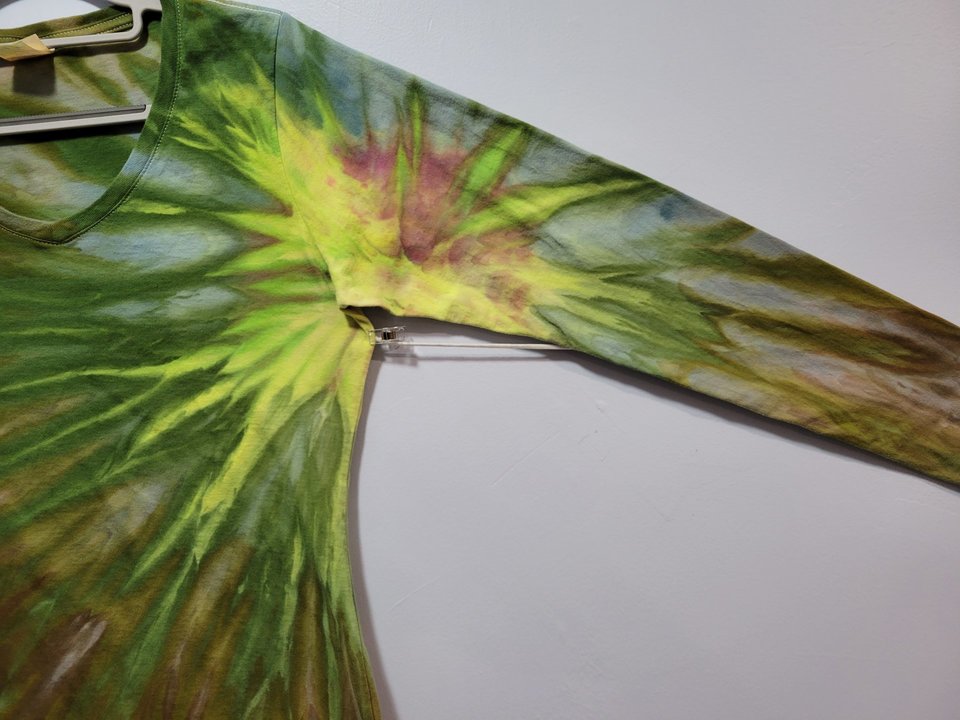M V-neck Long Sleeve, Kiwi Explosion