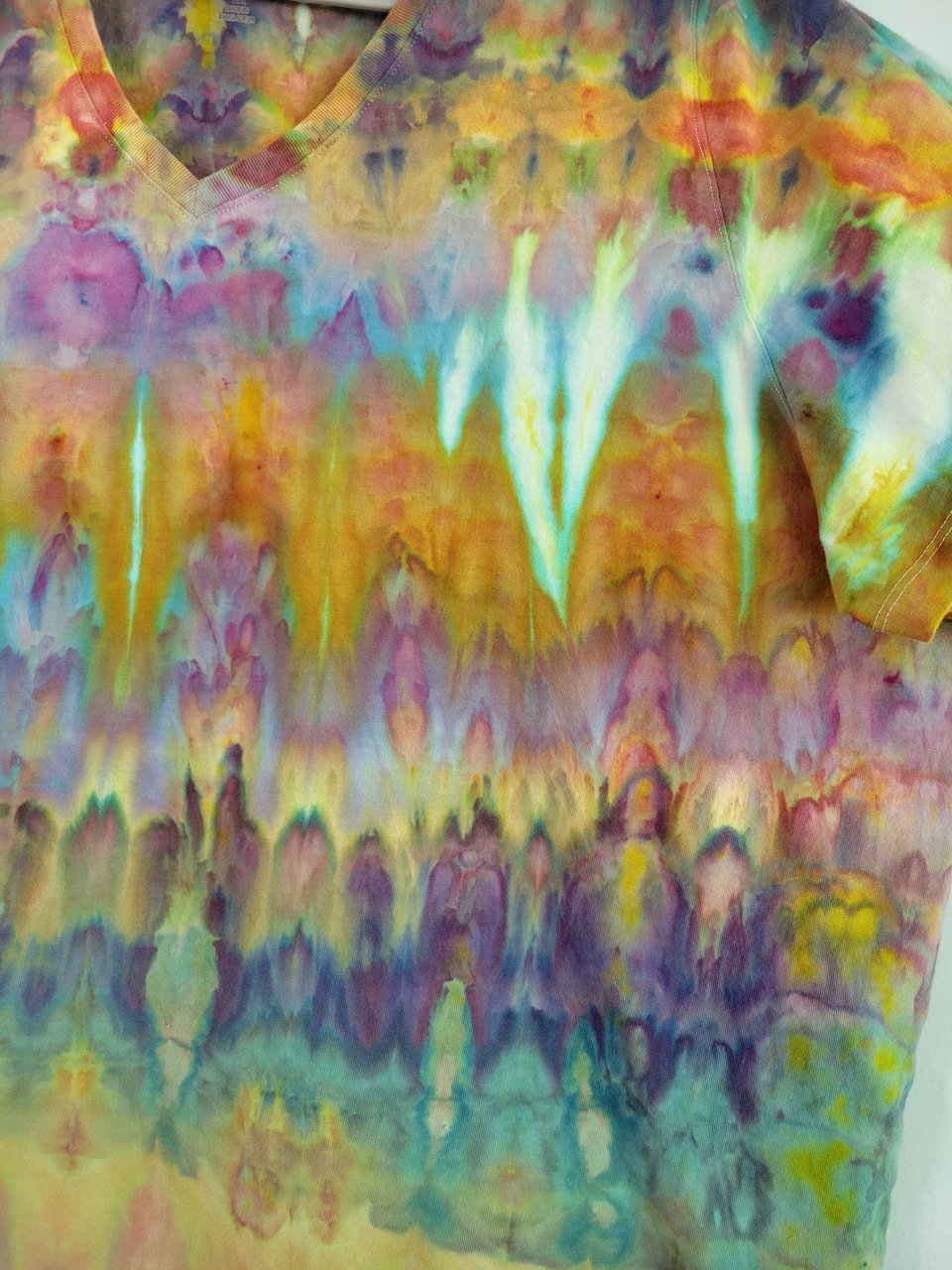 26/28 2X/3X V-Neck, Watercolor Falls