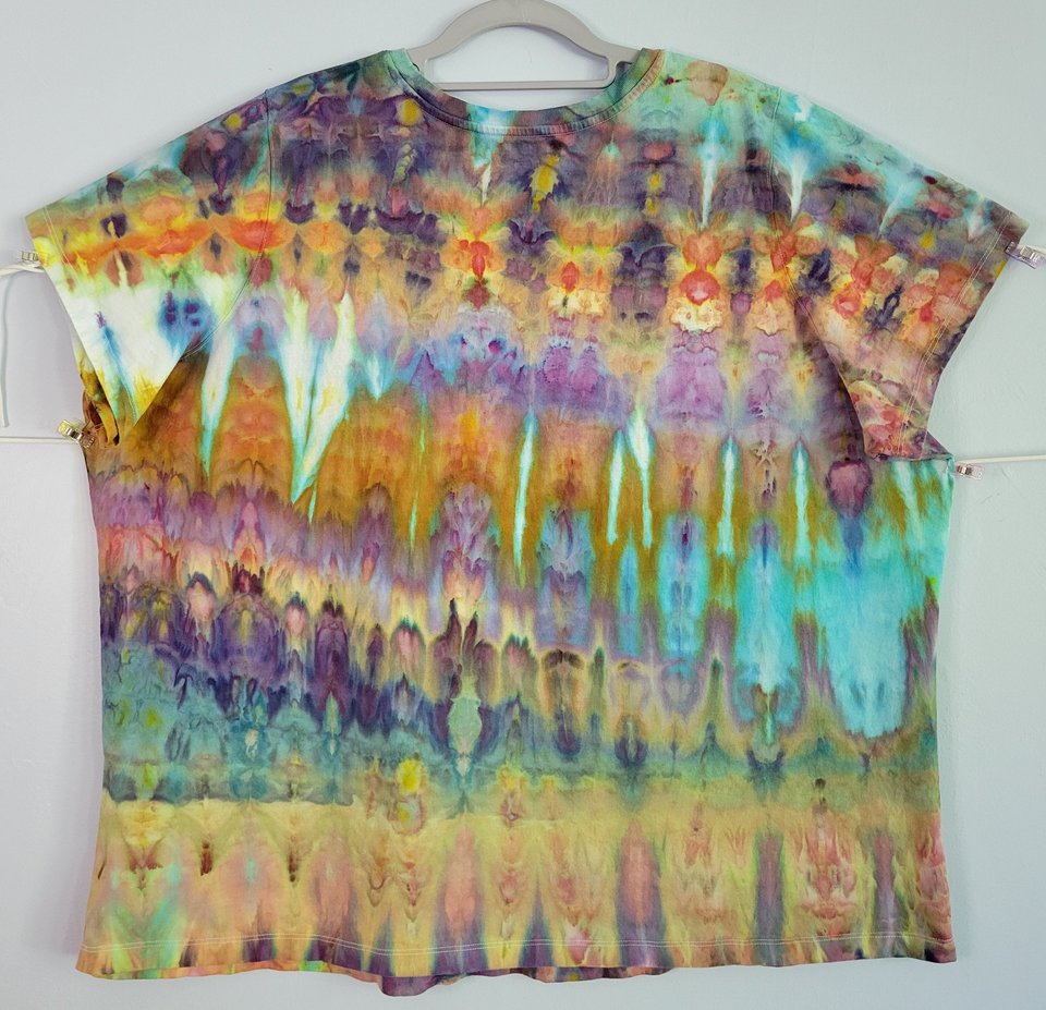 26/28 2X/3X V-Neck, Watercolor Falls