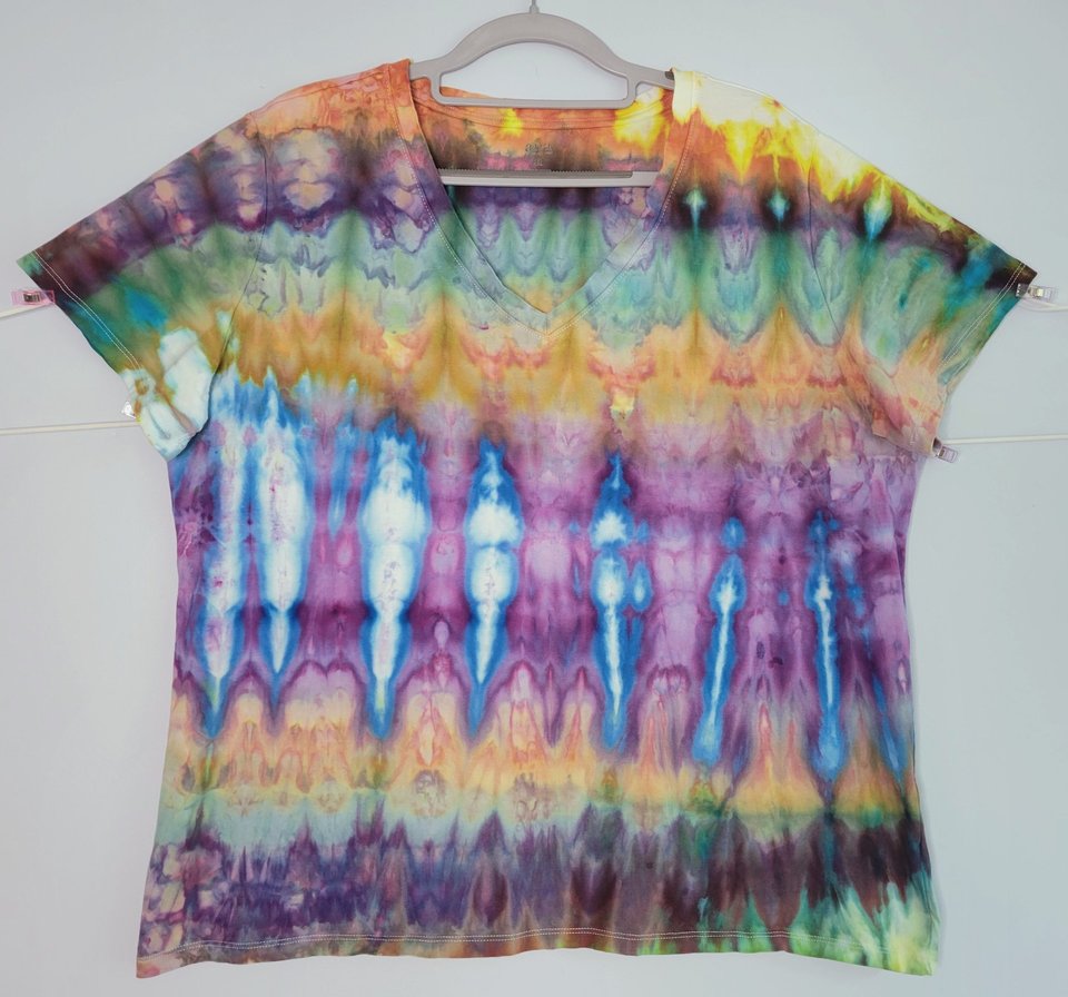 XXL V-neck T, Rainbow Suji