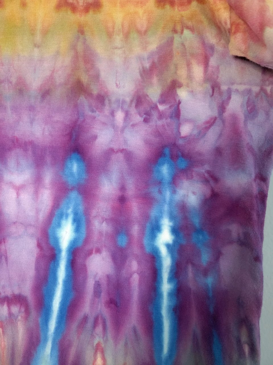 XXL V-neck T, Rainbow Suji