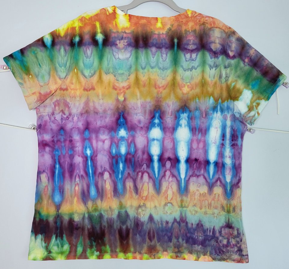 XXL V-neck T, Rainbow Suji