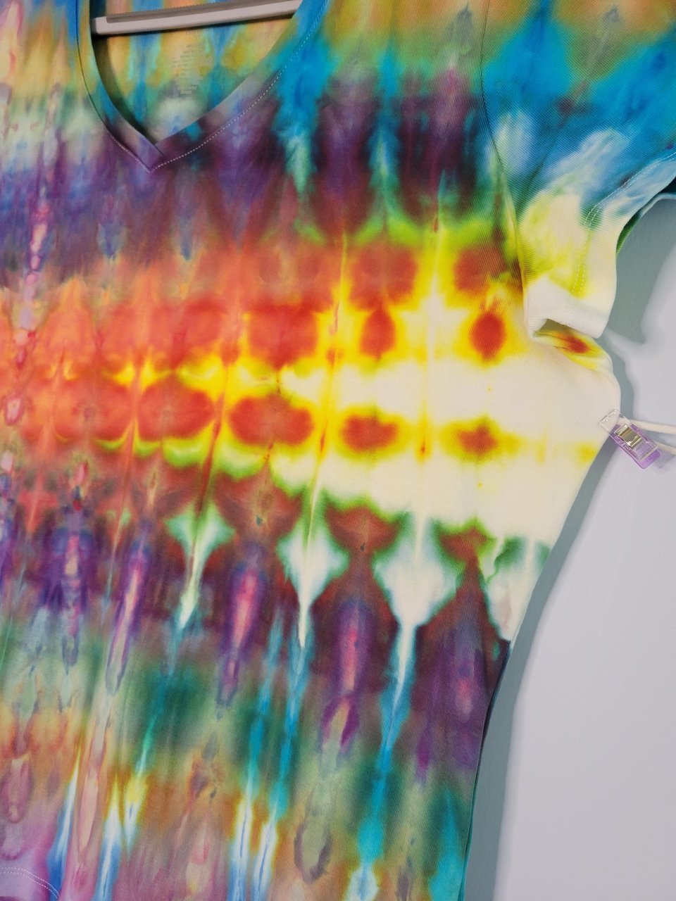 XL V-neck T-shirt, Boulder Opal Suji