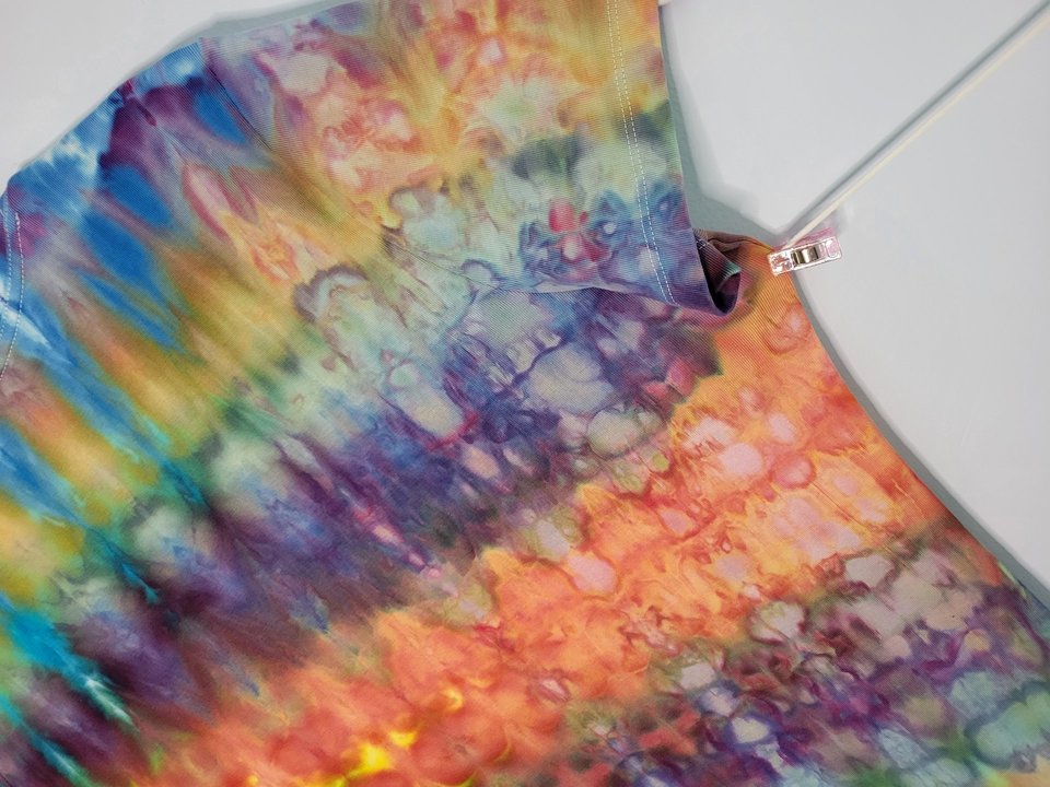 XL V-neck T-shirt, Boulder Opal Suji