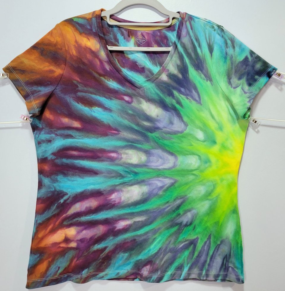 L V-neck, Happy Cat Rainbow Fan
