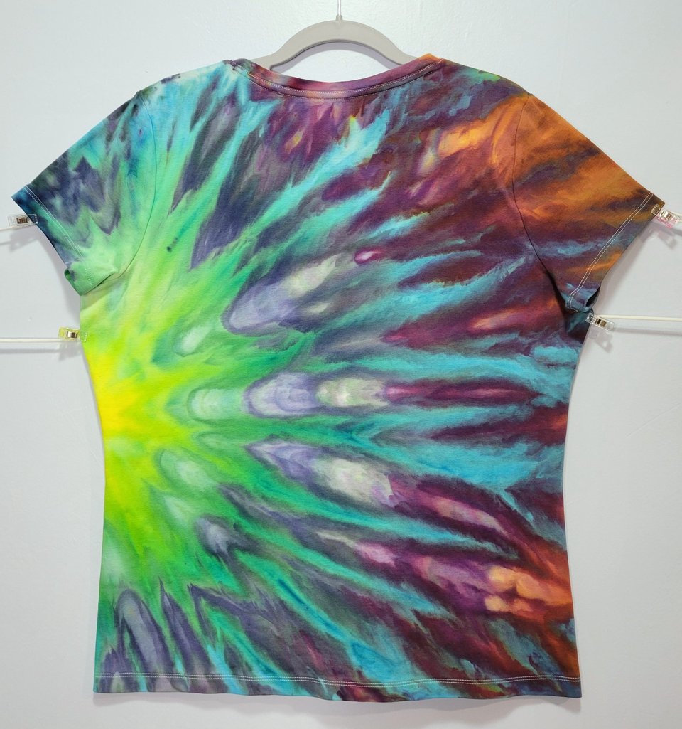 L V-neck, Happy Cat Rainbow Fan
