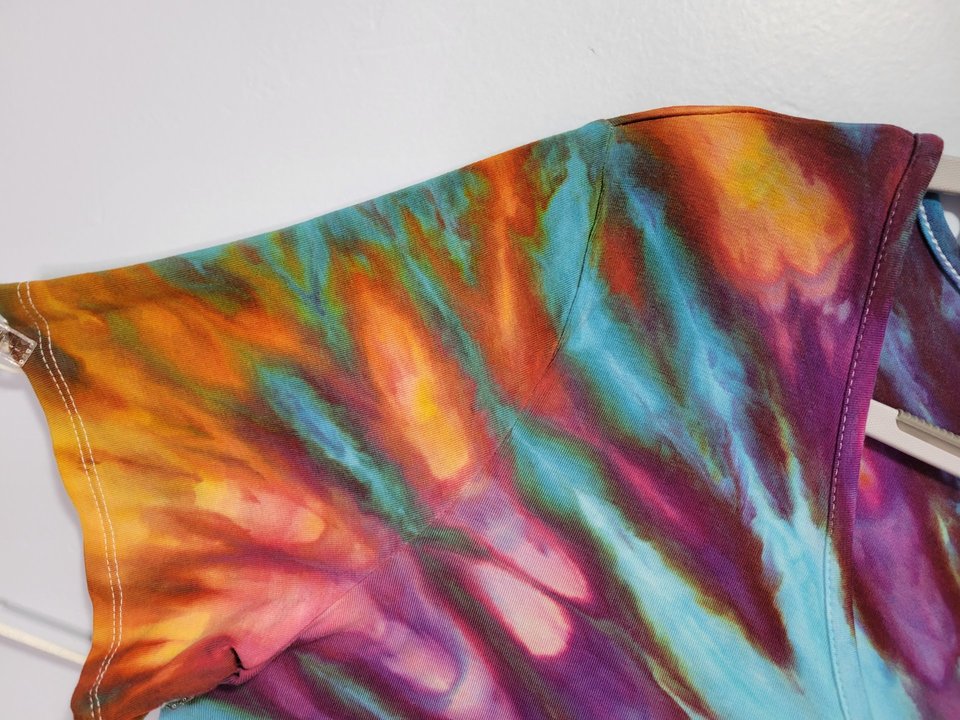 M Rayon V-Neck, Happy Cat Rainbow Fan