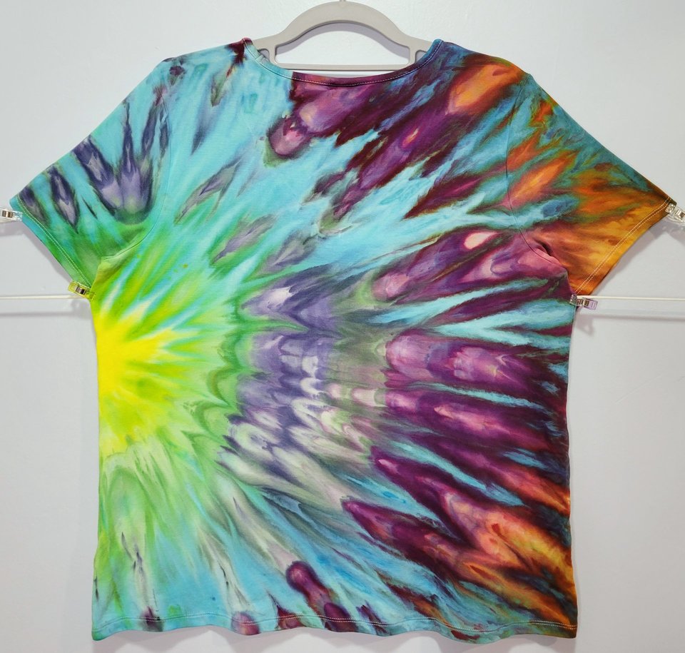 M Rayon V-Neck, Happy Cat Rainbow Fan