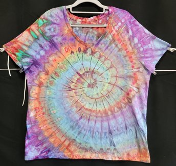 XL 16-18 V-neck T-shirt, Weathered Spiral