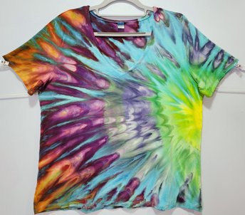 M Rayon V-Neck, Happy Cat Rainbow Fan
