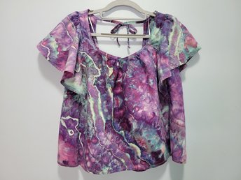 S Petite Linen Flutter Sleeve Top, Strawberry Skies Geode