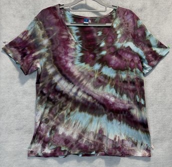 M/L Rayon V-Neck T-Shirt, Petrified Plum
